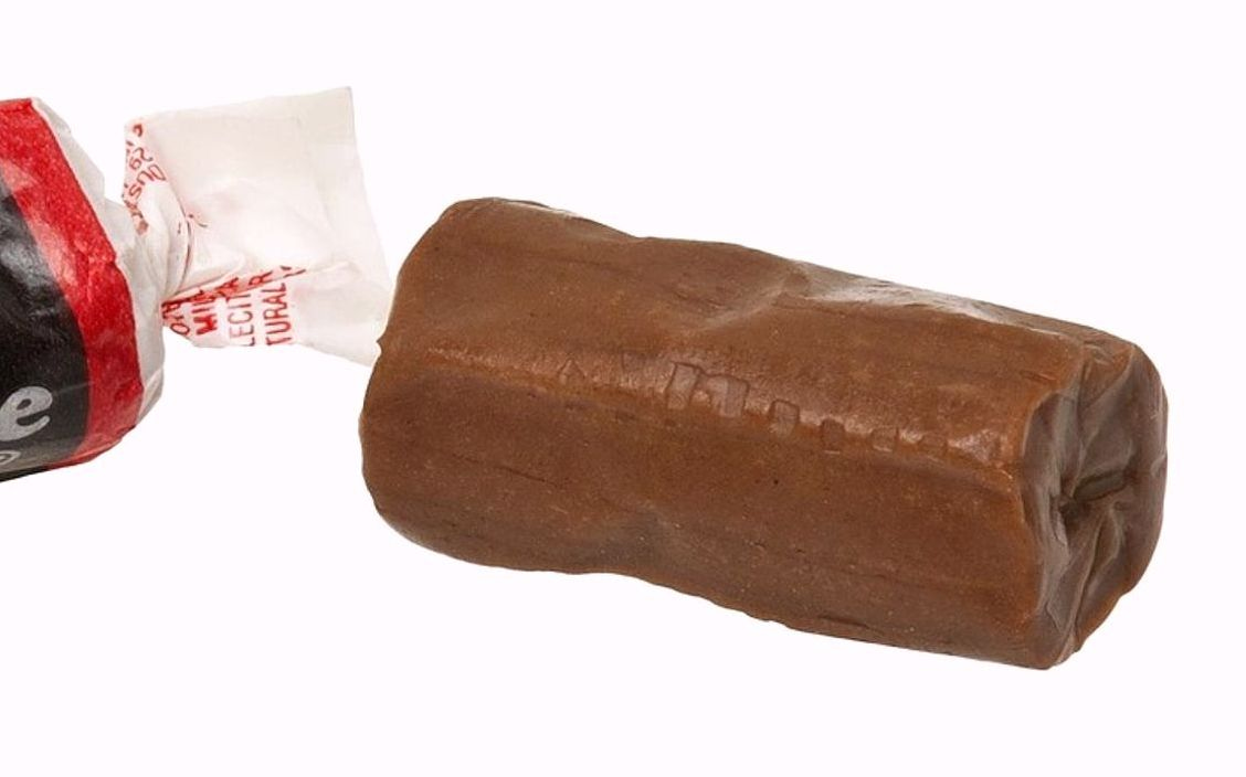 Una barra de chocolate artesanal con cobertura crujiente de cacao